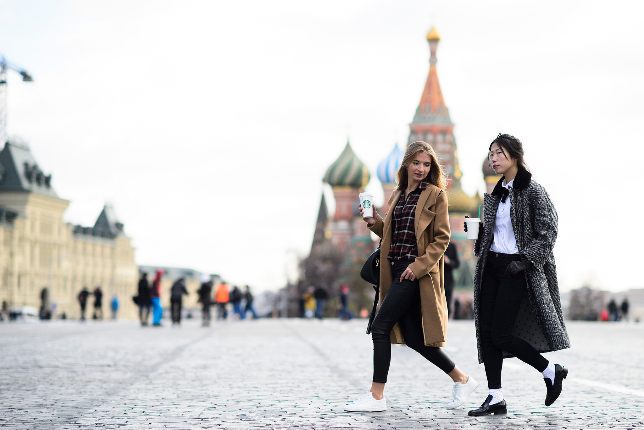 Как одеваться в питере в апреле. Люди на улице. Люди на улицах Москвы. Люди в городе. Люди в Москве зимой.